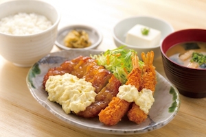 チキン南蛮とエビフライの定食