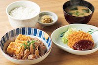 肉豆腐とメンチカツの定食