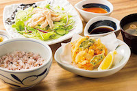 夏越ごはんと蒸し鶏サラダの定食