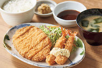 ロースとんかつとエビフライの定食